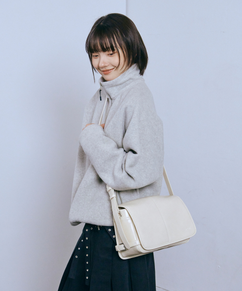 Carlyn(カーリン)の「マーティン H76327010(メッセンジャーバッグ・レディース・ダークベージュ/アイボリー/ブラック/ボルドー・FREE)」の13枚目の写真