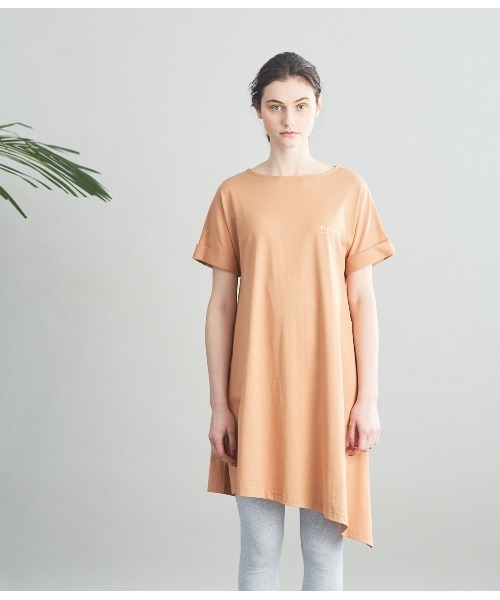 SIPULI(シプリ)の「【Luomu】ハイツイストオーガニックコットン天竺 アシンメトリーTシャツチュニック(チュニック・レディース・モスグリーン/アイボリー/ピンク・2)」の2枚目の写真