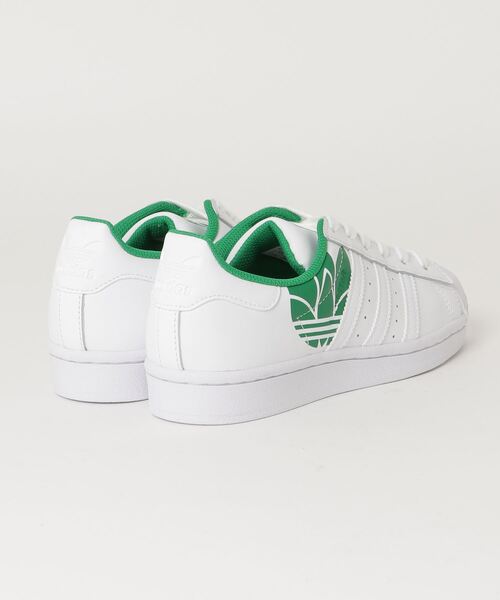 adidas(アディダス)の「adidas アディダス SUPERSTAR FWHT/FWHT/GRN(スニーカー・メンズ・ホワイト系その他・23.0cm/28.5cm/22.0cm/27.0cm/24.0cm/22.5cm/27.5cm/26.0cm/25.0cm/29.0cm/24.5cm/29.5cm/28.0cm/25.5cm/23.5cm/26.5cm)」の4枚目の写真