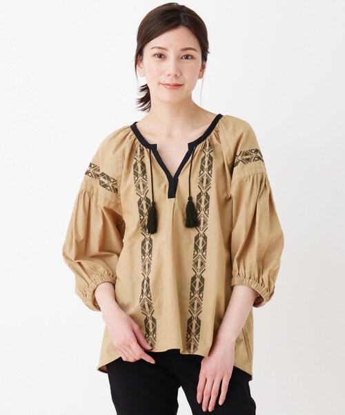 SHOO・LA・RUE（シューラルー）の「◆刺繍カフタンブラウス（シャツ/ブラウス・レディース・アイボリー/サンドベージュ・00）」の2枚目の写真
