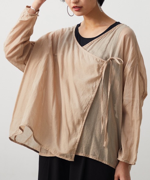 OMNES（オムネス）の「先染め綿麻シャンブレー カシュクールブラウス（シャツ/ブラウス・レディース・ブラック/ベージュ/オフホワイト/ラベンダー・FREE）」の4枚目の写真