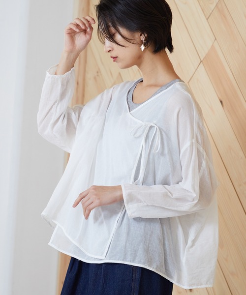 OMNES（オムネス）の「先染め綿麻シャンブレー カシュクールブラウス（シャツ/ブラウス・レディース・ブラック/ベージュ/オフホワイト/ラベンダー・FREE）」の2枚目の写真