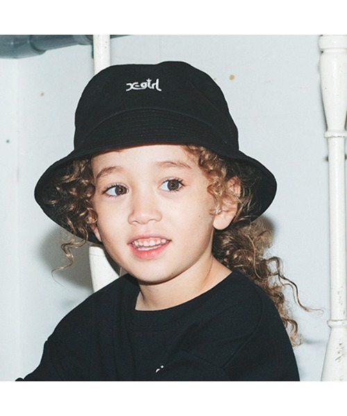 X-girl Stages（エックスガールステージス）の「ロゴバケットハット（ハット・キッズ・ベージュ/ブラック・FREE）」の2枚目の写真