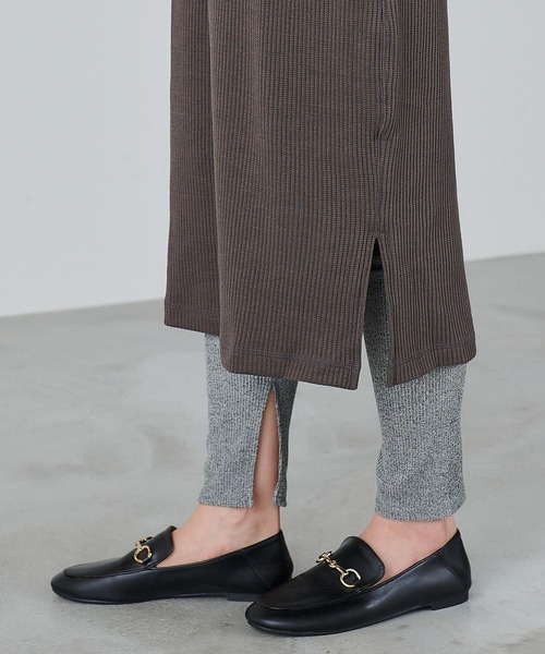 Chaco closet(チャコ クローゼット)の「サイドスリットリブレギンス(レギンス/スパッツ・レディース・ホワイト/ベージュ/ブラック/グレー・FREE)」の3枚目の写真