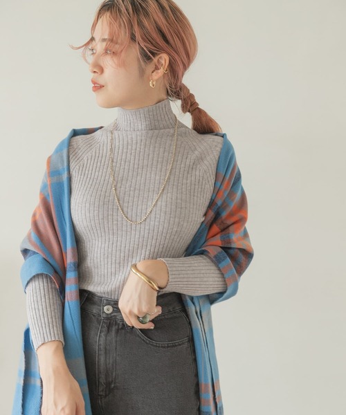 ITEMS URBANRESEARCH(アイテムズ アーバンリサーチ)の「モチモチハイネックリブニット(ニット/セーター・レディース・チャコールグレー/レッド系その他/ベージュ/グレー・FREE)」の3枚目の写真