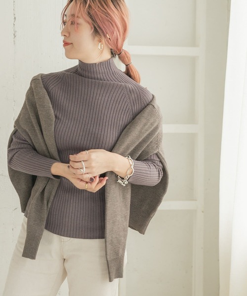 ITEMS URBANRESEARCH(アイテムズ アーバンリサーチ)の「モチモチハイネックリブニット(ニット/セーター・レディース・チャコールグレー/レッド系その他/ベージュ/グレー・FREE)」の2枚目の写真