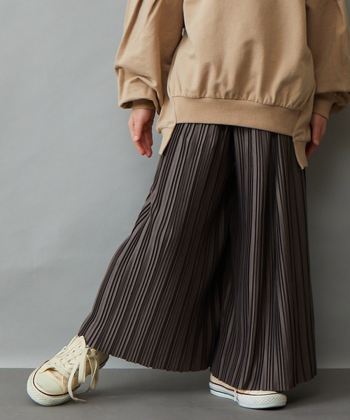 ＆yam（アンドヤム）の「カットプリーツワイドパンツ/スカーチョ（スカート・キッズ・ブラック/ブラウン/グリーン/ピンク/グレー/ブルー・140-150cm/120-130cm/130-140cm/150-160cm/110-120cm）」の2枚目の写真