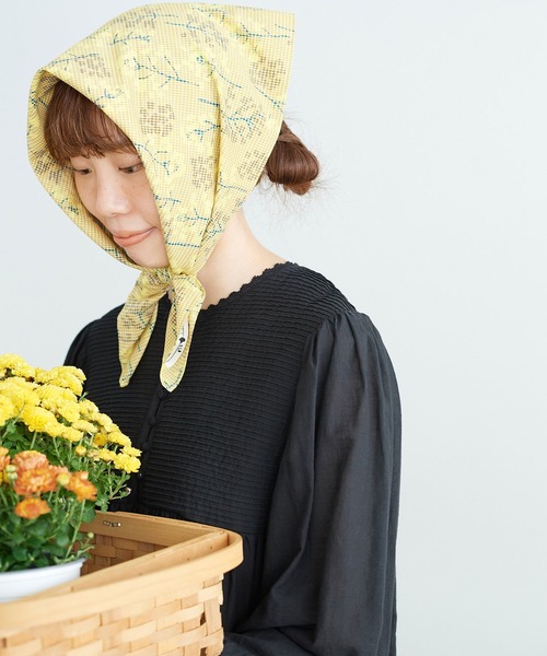 chambre de charme(シャンブルドゥシャーム)の「cdc 菜の花畑ギンガムプリント スカーフ(バンダナ/スカーフ・レディース・イエロー/ブルー・FREE)」の7枚目の写真