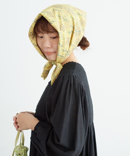 chambre de charme(シャンブルドゥシャーム)の「cdc 菜の花畑ギンガムプリント スカーフ(バンダナ/スカーフ・レディース・イエロー/ブルー・FREE)」の6枚目の写真