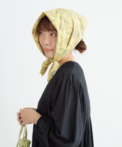 chambre de charme(シャンブルドゥシャーム)の「cdc 菜の花畑ギンガムプリント スカーフ(バンダナ/スカーフ・レディース・イエロー/ブルー・FREE)」の3枚目の写真