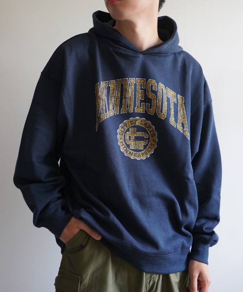 COURO（コウロ）の「カレッジロゴパーカー（パーカー・レディース・ライトグレー/ダークグリーン/ネイビー/霜降りグレー/オートミール/グレー系その他/ダークグリーン系/ネイビー系/パープル/グレー/パープル系その他/レッド/ブルー/ブルー系その他/レッド系その他/アイボリー系/ネイビー系1・M/L/XL）」の12枚目の写真