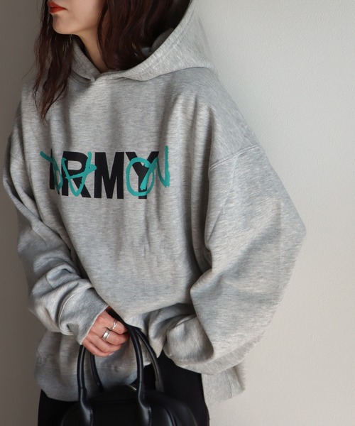 COURO（コウロ）の「カレッジロゴパーカー（パーカー・レディース・ライトグレー/ダークグリーン/ネイビー/霜降りグレー/オートミール/グレー系その他/ダークグリーン系/ネイビー系/パープル/グレー/パープル系その他/レッド/ブルー/ブルー系その他/レッド系その他/アイボリー系/ネイビー系1・M/L/XL）」の2枚目の写真