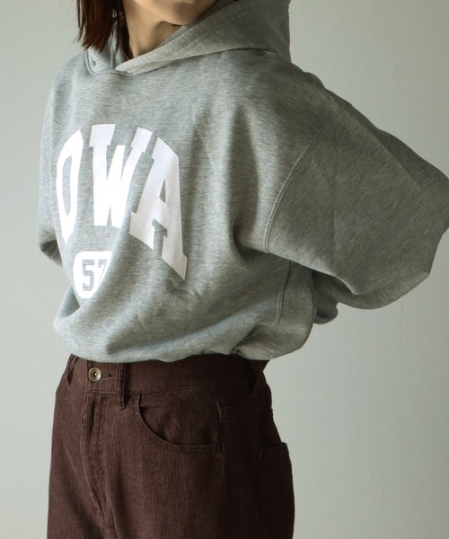 COURO（コウロ）の「カレッジロゴパーカー（パーカー・レディース・ライトグレー/ダークグリーン/ネイビー/霜降りグレー/オートミール/グレー系その他/ダークグリーン系/ネイビー系/パープル/グレー/パープル系その他/レッド/ブルー/ブルー系その他/レッド系その他/アイボリー系/ネイビー系1・M/L/XL）」の21枚目の写真