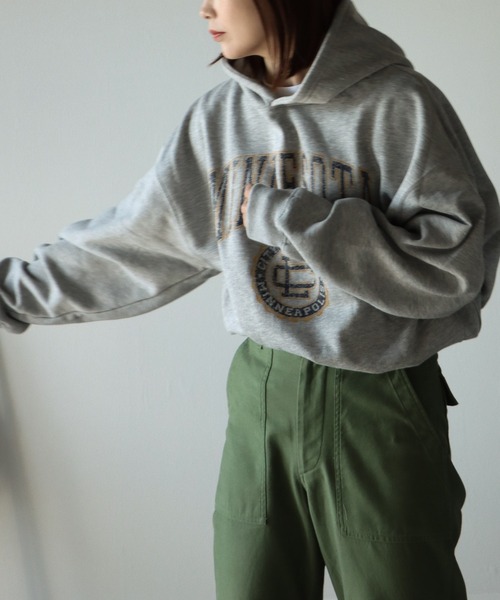 COURO（コウロ）の「カレッジロゴパーカー（パーカー・レディース・ライトグレー/ダークグリーン/ネイビー/霜降りグレー/オートミール/グレー系その他/ダークグリーン系/ネイビー系/パープル/グレー/パープル系その他/レッド/ブルー/ブルー系その他/レッド系その他/アイボリー系/ネイビー系1・M/L/XL）」の22枚目の写真