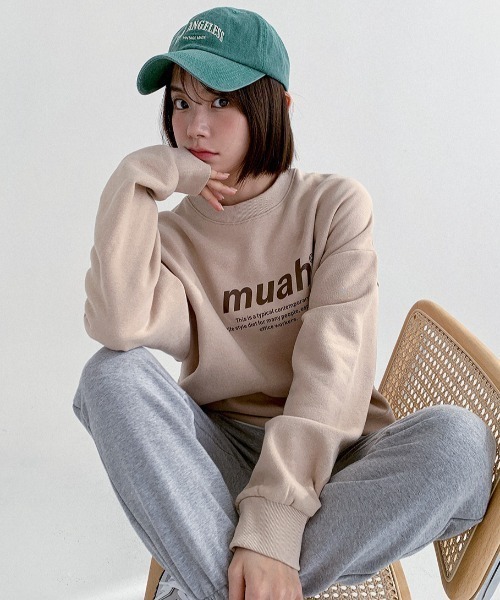 muahmuah(ムーアムーア)の「A'GEM/9 × .kom『muah muah/ムーアムーア』MUAH SIGNATURE GRAPHIC MTM/シグネチャースウェットシャツ(スウェット・レディース・ベージュ/グレー/アイボリー/ブラック/インディゴブルー/カーキ・FREE)」の5枚目の写真
