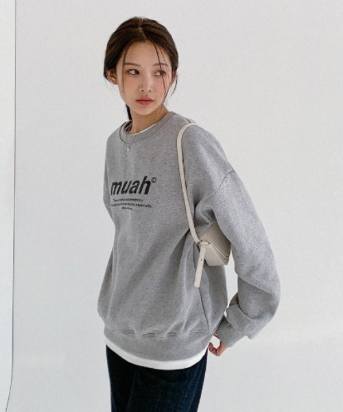 muahmuah(ムーアムーア)の「A'GEM/9 × .kom『muah muah/ムーアムーア』MUAH SIGNATURE GRAPHIC MTM/シグネチャースウェットシャツ(スウェット・レディース・ベージュ/グレー/アイボリー/ブラック/インディゴブルー/カーキ・FREE)」の4枚目の写真