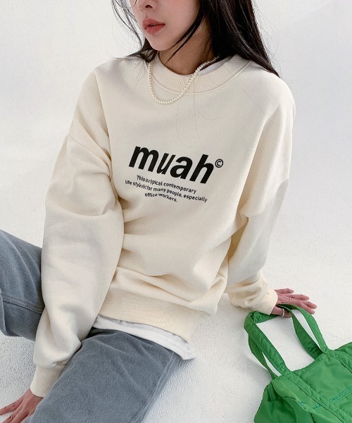 muahmuah(ムーアムーア)の「A'GEM/9 × .kom『muah muah/ムーアムーア』MUAH SIGNATURE GRAPHIC MTM/シグネチャースウェットシャツ(スウェット・レディース・ベージュ/グレー/アイボリー/ブラック/インディゴブルー/カーキ・FREE)」の9枚目の写真