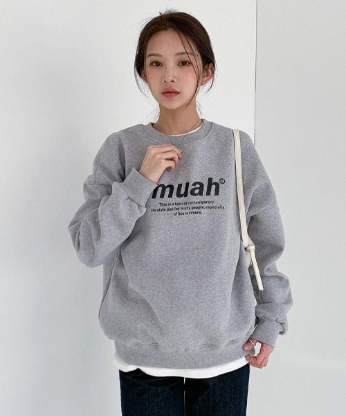 muahmuah(ムーアムーア)の「A'GEM/9 × .kom『muah muah/ムーアムーア』MUAH SIGNATURE GRAPHIC MTM/シグネチャースウェットシャツ(スウェット・レディース・ベージュ/グレー/アイボリー/ブラック/インディゴブルー/カーキ・FREE)」の20枚目の写真
