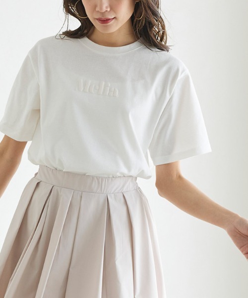 Pierrot(ピエロ)の「【ZOZO限定カラー発売】Melia 発泡プリントロゴTシャツ(Tシャツ/カットソー・レディース・ホワイト×ホワイト/ブラック×ブラック/ピンクベージュ/ホワイト×ネイビー/グレイッシュベージュ・M/L)」の2枚目の写真