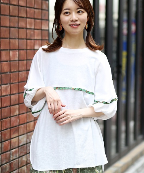 チチカカ(チチカカ)の「胸ギャザースモックプルオーバー(Tシャツ/カットソー・レディース・ホワイト/パープル・FREE)」の2枚目の写真