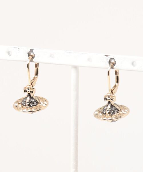Vivienne Westwood(ヴィヴィアンウエストウッド)の「6202014G/MAYFAIR SMALL ORB EARRINGS(ピアス(両耳用)・レディース・ブルー/ゴールド/ピンク/ブラック/シルバー/パープル/ゴールド系その他2/グリーン/シルバー系その他・FREE)」の9枚目の写真