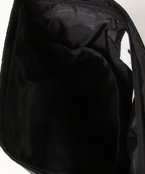 incase(インケース)の「INTR400622-BLK Incase Shoulder Pouch w/Flight Nylon 2022- Black(ショルダーバッグ・メンズ・ブラック・ONESIZE)」の6枚目の写真