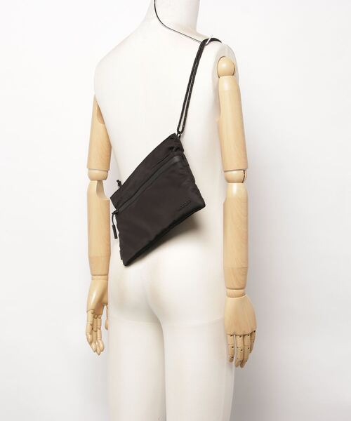 incase(インケース)の「INTR400622-BLK Incase Shoulder Pouch w/Flight Nylon 2022- Black(ショルダーバッグ・メンズ・ブラック・ONESIZE)」の11枚目の写真