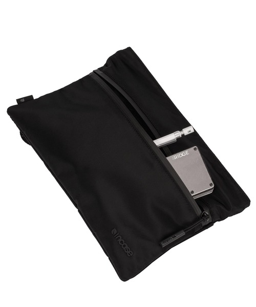 incase(インケース)の「INTR400622-BLK Incase Shoulder Pouch w/Flight Nylon 2022- Black(ショルダーバッグ・メンズ・ブラック・ONESIZE)」の8枚目の写真