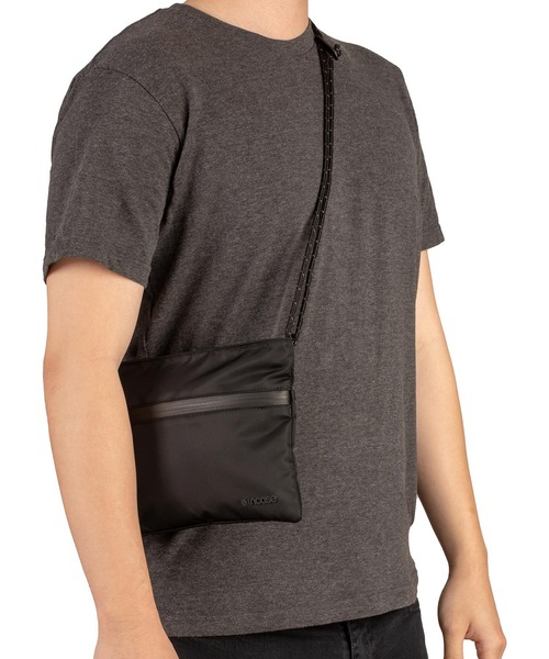 incase(インケース)の「INTR400622-BLK Incase Shoulder Pouch w/Flight Nylon 2022- Black(ショルダーバッグ・メンズ・ブラック・ONESIZE)」の13枚目の写真