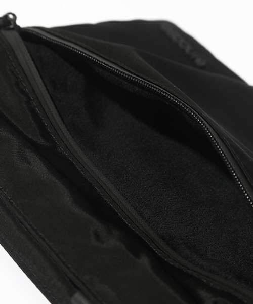 incase(インケース)の「INTR400622-BLK Incase Shoulder Pouch w/Flight Nylon 2022- Black(ショルダーバッグ・メンズ・ブラック・ONESIZE)」の2枚目の写真