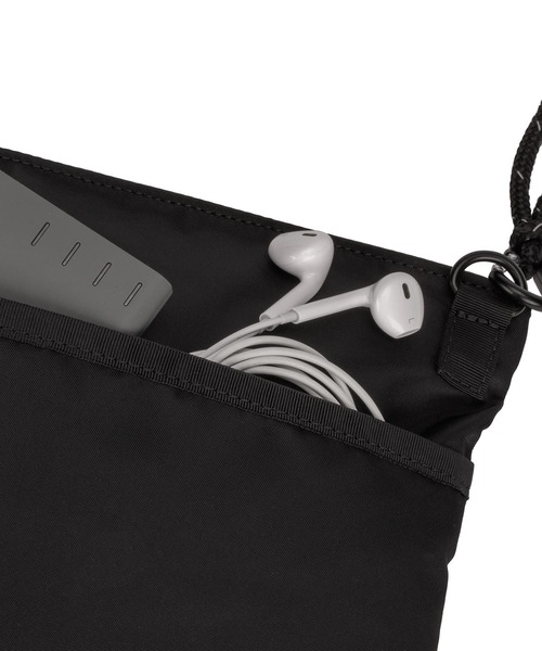 incase(インケース)の「INTR400622-BLK Incase Shoulder Pouch w/Flight Nylon 2022- Black(ショルダーバッグ・メンズ・ブラック・ONESIZE)」の9枚目の写真