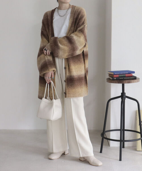 fredy emue（フレディエミュ）の「ウールライク フレアーパンツ（スラックス・レディース・ブラック/ネイビー/アイボリー/ベージュ・38/36）」の9枚目の写真