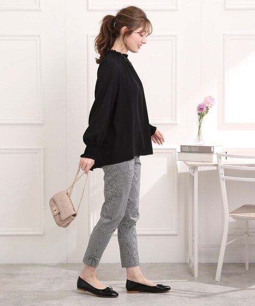 couture brooch(クチュールブローチ)の「◆【後ろ姿も可愛い、ほんのり甘めな大人レディスタイル】ピコフリルシャーリングブラウス(シャツ/ブラウス・レディース・アイボリー/ベビーピンク/ブラック・36/38/42)」の8枚目の写真