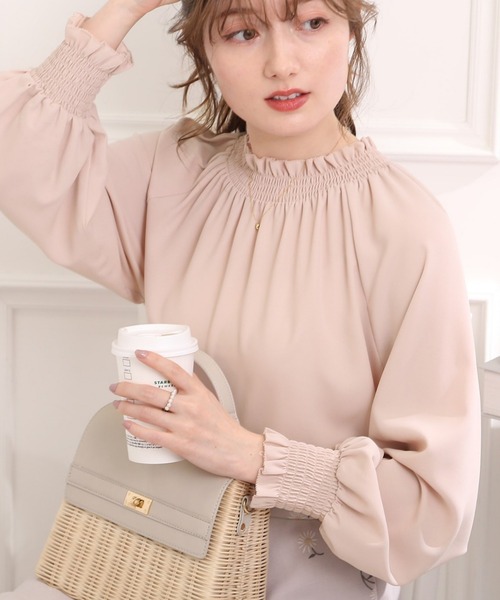 couture brooch(クチュールブローチ)の「◆【後ろ姿も可愛い、ほんのり甘めな大人レディスタイル】ピコフリルシャーリングブラウス(シャツ/ブラウス・レディース・アイボリー/ベビーピンク/ブラック・36/38/42)」の3枚目の写真