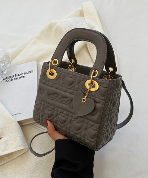 deux amour（ドゥーザムール）の「クラシックエンボスハンドバッグ（ハンドバッグ・レディース・ホワイト/ブラック/ブラウン/グレー・FREE(9)）」の4枚目の写真