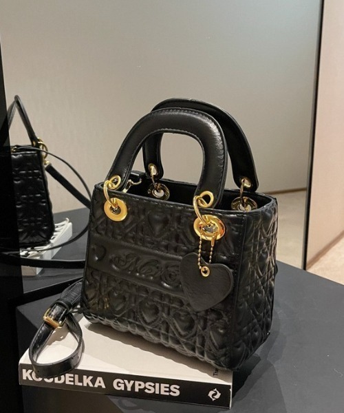 deux amour（ドゥーザムール）の「クラシックエンボスハンドバッグ（ハンドバッグ・レディース・ホワイト/ブラック/ブラウン/グレー・FREE(9)）」の3枚目の写真