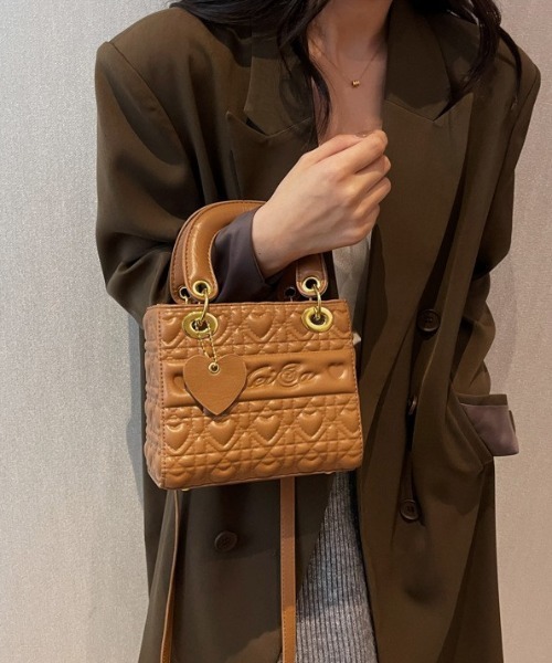 deux amour（ドゥーザムール）の「クラシックエンボスハンドバッグ（ハンドバッグ・レディース・ホワイト/ブラック/ブラウン/グレー・FREE(9)）」の6枚目の写真