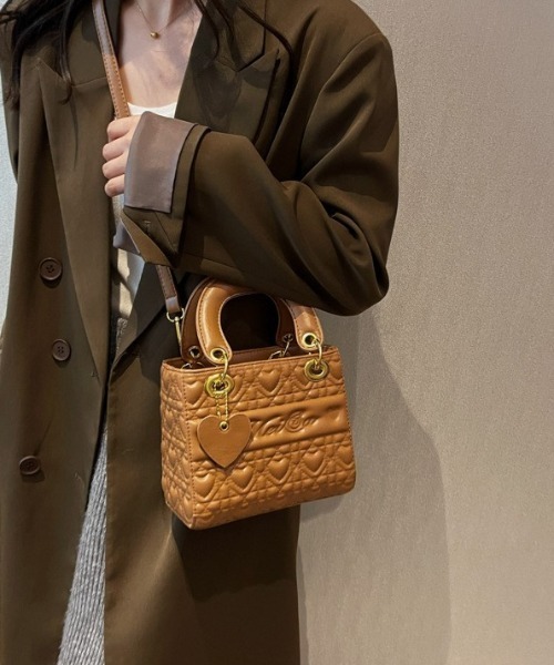 deux amour（ドゥーザムール）の「クラシックエンボスハンドバッグ（ハンドバッグ・レディース・ホワイト/ブラック/ブラウン/グレー・FREE(9)）」の5枚目の写真