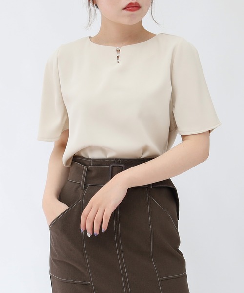 TRUDEA(トルディア)の「ランダムパール使いブラウス(シャツ/ブラウス・レディース・ベージュ/ホワイト/ラベンダー・MEDIUM/LARGE/SMALL)」の2枚目の写真