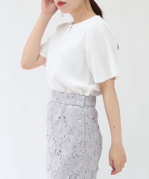 TRUDEA(トルディア)の「ランダムパール使いブラウス(シャツ/ブラウス・レディース・ベージュ/ホワイト/ラベンダー・MEDIUM/LARGE/SMALL)」の4枚目の写真
