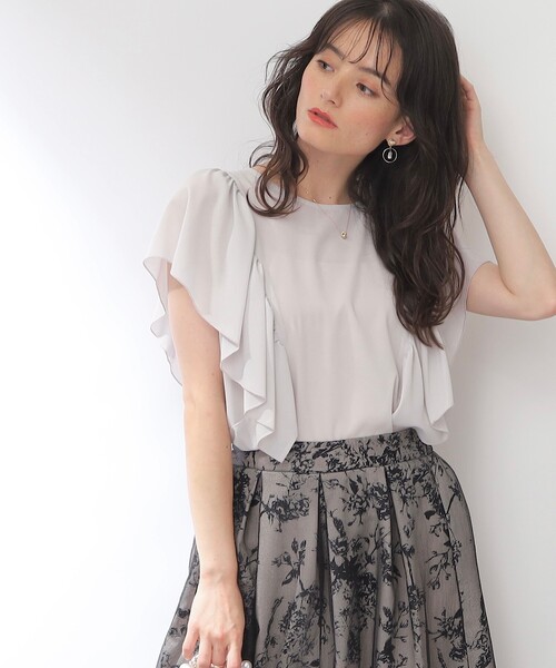 couture brooch（クチュールブローチ）の「◆【毎日コーデに華やかさをプラス。】フリルシアーマンスブラウス（シャツ/ブラウス・レディース・ライトグレー/パープル/キャメル/ブラック系・40/38/42/34）」の3枚目の写真