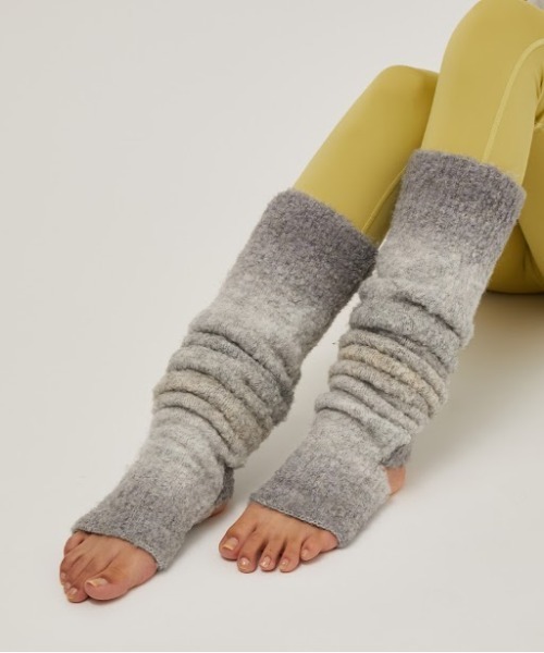 NERGY（ナージー）の「グラデーションニット レッグウォーマー（レッグウォーマー・レディース・ライトグレー/ブルー・FREE）」の2枚目の写真