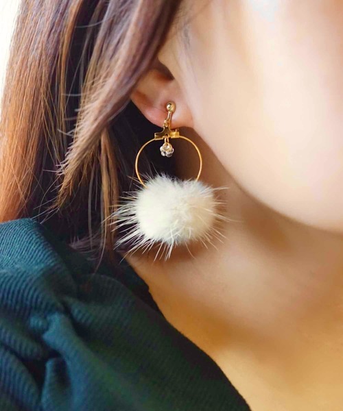 CERCA(チェルカ)の「jolie minette/ふわふわ ファー フープ イヤリング(イヤリング・レディース・ピンクベージュ/ホワイト/ベージュ・FREE)」の10枚目の写真