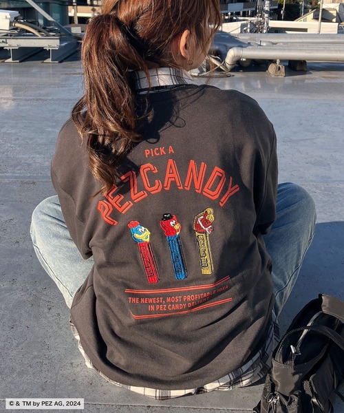 AS KNOW AS plus（アズノゥアズプラス）の「☆アクリルキーホルダー付き PEZ スウェットプルオーバー【PEZ/ペッツ】（スウェット・レディース・オートミール/オフホワイト/ブルー/スミクロ/アイボリー系/パープル系/ホワイト系/ブラック系/ベージュ系1/アイボリー系1/イエロー系1/ブラック系1/ベージュ系2/オレンジ系2/ブラック系2/パープル系2・FREE）」の6枚目の写真