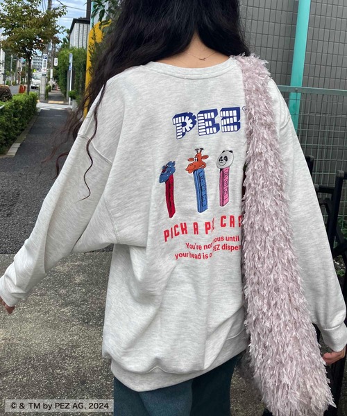 AS KNOW AS plus（アズノゥアズプラス）の「☆アクリルキーホルダー付き PEZ スウェットプルオーバー【PEZ/ペッツ】（スウェット・レディース・オートミール/オフホワイト/ブルー/スミクロ/アイボリー系/パープル系/ホワイト系/ブラック系/ベージュ系1/アイボリー系1/イエロー系1/ブラック系1/ベージュ系2/オレンジ系2/ブラック系2/パープル系2・FREE）」の8枚目の写真