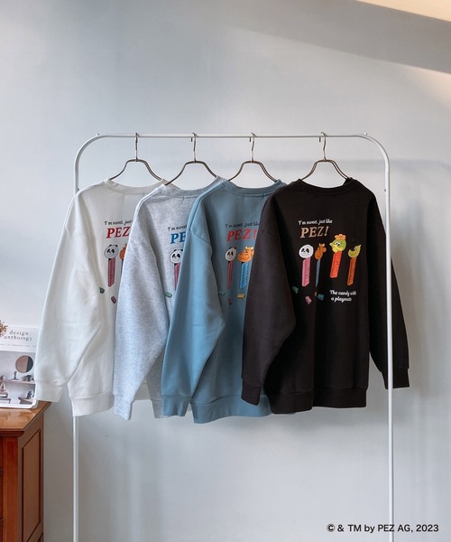 AS KNOW AS plus（アズノゥアズプラス）の「☆アクリルキーホルダー付き PEZ スウェットプルオーバー【PEZ/ペッツ】（スウェット・レディース・オートミール/オフホワイト/ブルー/スミクロ/アイボリー系/パープル系/ホワイト系/ブラック系/ベージュ系1/アイボリー系1/イエロー系1/ブラック系1/ベージュ系2/オレンジ系2/ブラック系2/パープル系2・FREE）」の21枚目の写真