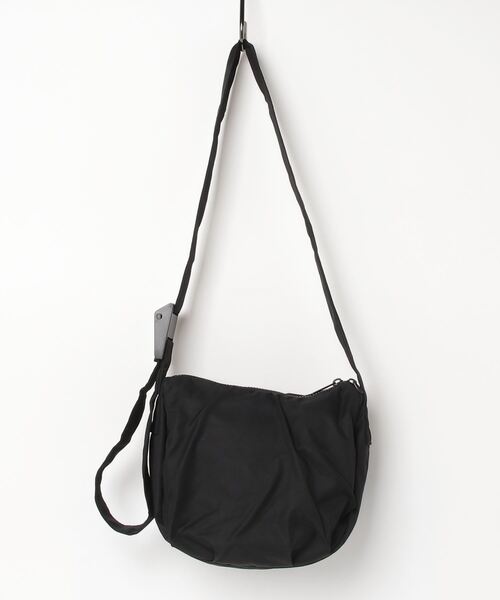 UNIVERSAL PRODUCTS（ユニバーサルプロダクツ）の「UNIVERSAL OVERALL / GABARDINE HOBO SHOULDER (M) / UVO-157（ショルダーバッグ・レディース・カーキ/ブラック/ベージュ・ONESIZE）」の4枚目の写真