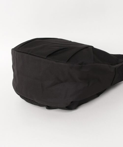 UNIVERSAL PRODUCTS（ユニバーサルプロダクツ）の「UNIVERSAL OVERALL / GABARDINE HOBO SHOULDER (M) / UVO-157（ショルダーバッグ・レディース・カーキ/ブラック/ベージュ・ONESIZE）」の5枚目の写真