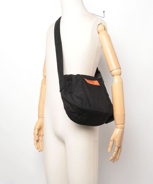 UNIVERSAL PRODUCTS（ユニバーサルプロダクツ）の「UNIVERSAL OVERALL / GABARDINE HOBO SHOULDER (M) / UVO-157（ショルダーバッグ・レディース・カーキ/ブラック/ベージュ・ONESIZE）」の9枚目の写真