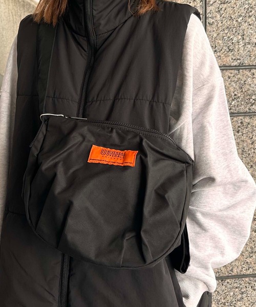 UNIVERSAL PRODUCTS（ユニバーサルプロダクツ）の「UNIVERSAL OVERALL / GABARDINE HOBO SHOULDER (M) / UVO-157（ショルダーバッグ・レディース・カーキ/ブラック/ベージュ・ONESIZE）」の2枚目の写真